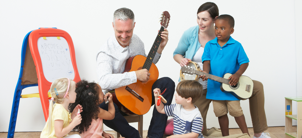 professor ensinado percepção musical a crianças